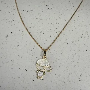 Pingente Menino Boné Cravejado Zircônias - Banhado a Ouro 18k