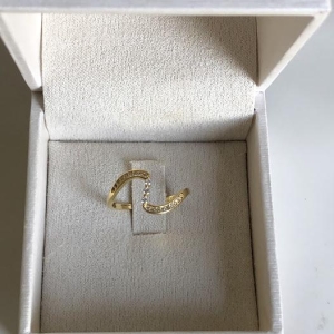 Anel Onda com Ctavejado de Zirc|ônias - Banhado a Ouro 18K