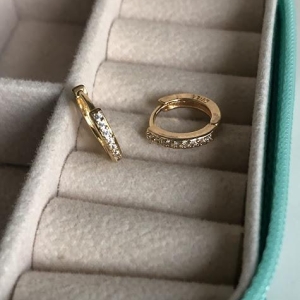 Argolinha Pequena com Cravejado Zircônias - Banhado a Ouro 18K