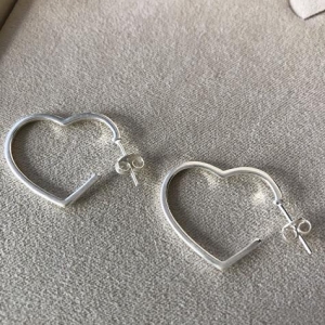 Brinco Meia Argola Coração Liso - Prata 925