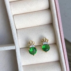 Brinco Ponto de Luz Verde e Coroa - Banhado a Ouro 18k