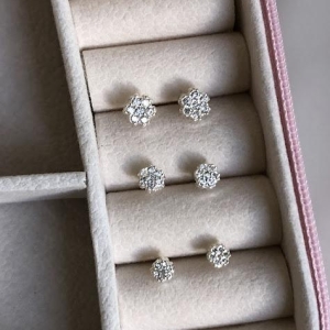 Brinco Flor Cravejado Zircônias Pequeno 2º ou 3º Furo P - Prata 925