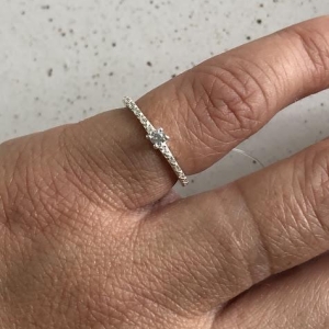 Anel Solitário Delicado e Cravejado Zircônias - Prata 925