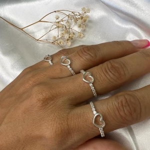 Anel Coração Vazado Lateral Cravejado Zircônias (Und) - Prata 925