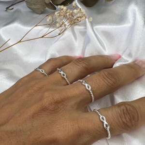 Anel Infinito com Lateral Bolinhas ( Und)- Prata 925
