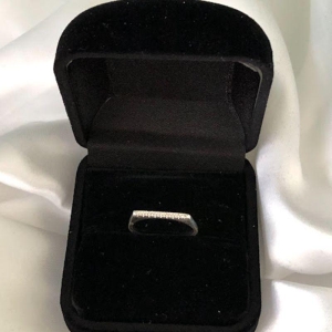 Anel Quadrado Cravejado Zircônias - Prata 925