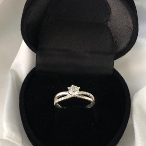 Anel Solitário Entrelaçado Com Zircônias - Prata 925