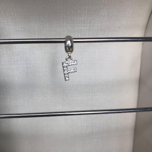 Berloque Letra F Cravejado - Prata 925