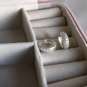 Brinco Argolinha Ovalada com Cravejado Zircônias - Prata 925