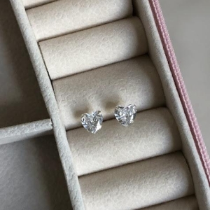 Brinco Coração Zircônia 6mm - Prata 925