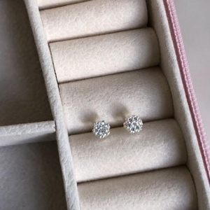 Brinco Flor Cravejado Zircônias Pequeno 2º ou 3º Furo M - Prata 925