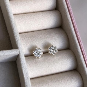 Brinco Flor Pequeno Cravejado Zircônias G - Prata 925