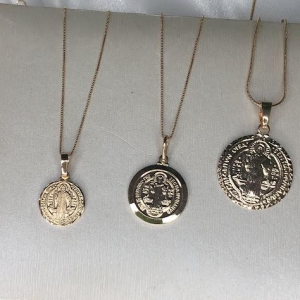 Pingente Medalha de São Bento Grande 2,5cm- Banhado a Ouro 18k