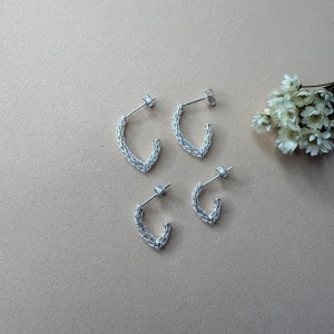 Brinco Meia Argola V Vazado Pequeno - Prata 925