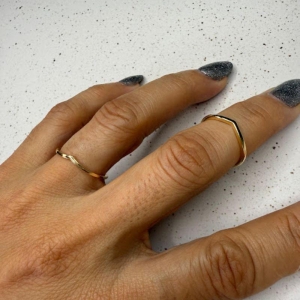 Anel Minimalista com V - Banhado a Ouro 18k