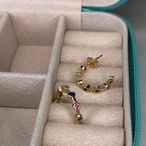 Argola com Detalhe de Zircônias Coloridas - Banhado a Ouro 18k