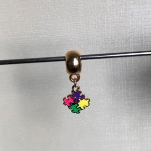 Berloque Dourado Simbolo Autismo