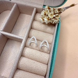 Brinco Curva Cravejado Zircônias - PRATA925