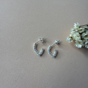 Brinco Meia Argola V Vazado Pequeno - Prata 925