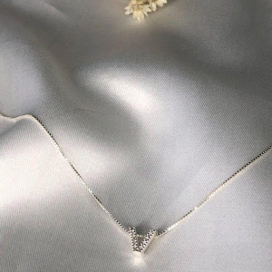 Pingente Letra Inicial V Cravejada - Prata 925