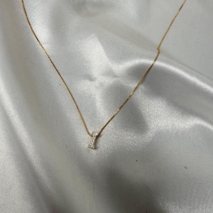 Colar Personalizado com Letra Pequena Cravejado Zircônias - Banhado a Ouro 18K