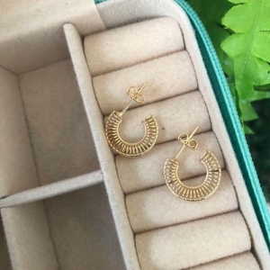 Brinco Meia Argolinha Achatada Vazada - Banhado a Ouro 18k