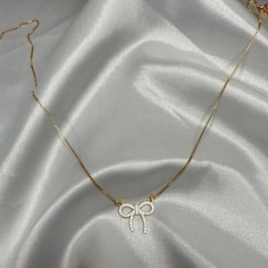 Colar Pingente Laço Cravejado Zircônias - Banhado a Ouro 18k
