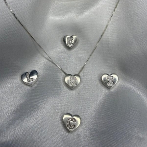 Colar Pingente Coração com Letrinha Cravejada Zircônias - Prata925