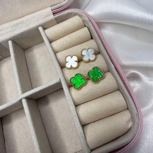 Brinco Trevo Madrepérola (Par) - Banhada a Ouro