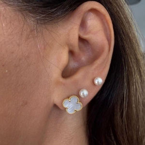 Brinco Trevo Madrepérola (Par) - Banhada a Ouro