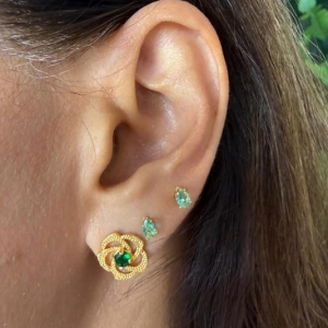 Brinco Detalhes Flor com Ponto de Luz Verde - Banhado a Ouro 18k