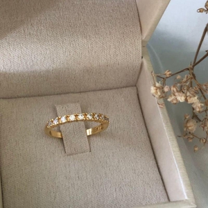 Anel Aparador com Zircônias Espaçadas - Banhado a Ouro 18k