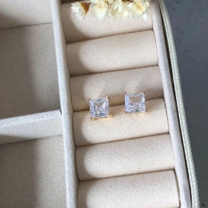 Brinco Ponto de Luz Quadrado - Banhado a Ouro 18k