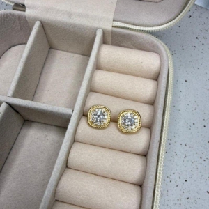 Brinco Quadrado  Estruturado com Detalhe em Zircônias