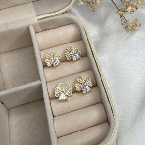 Brinco Trevo Cravejado (Par) - Banhado a Ouro 18K