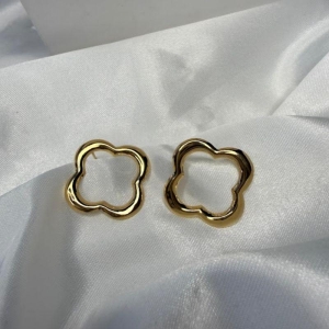 Brinco Trevo Vazado - Banhado a Ouro 18k