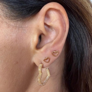 Argola Formato de Coração com Fios Dourados - Banhado a Ouro 18k