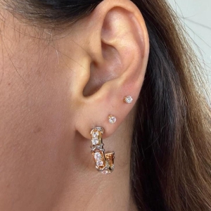 Brinco Semi Argola Cravejado em X Inspiração Joia Dourado e Ródio - Banhado a Ouro 18k