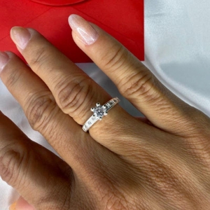 Anel Solitário com Cravejado Zircônias - Prata 925