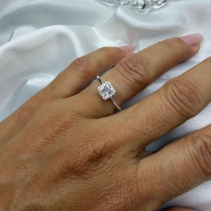 Anel Solitário com Zircônia Quadrada - Prata 925