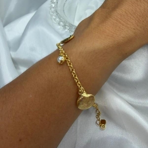 Pulseira com Pingentes Marinho Concha, Pérola, Cavalo Marinho e Búzio - Banhado a Ouro 18k