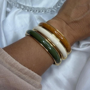 Bracelete Esmaltado Verde Oliva - Banhado em Verniz Italiano