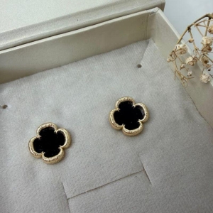 Brinco Trevo Resina Preto - Banhado a Ouro 18k