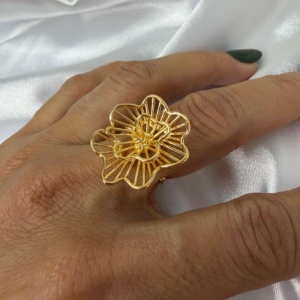 Anel de Flor Vazada Camélia Regulável - Banhado a Ouro 18k