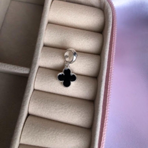 Berloque Trevo com Acabamento Esmaltado Preto - Prata 925