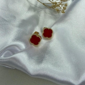 Brinco Trevo Vermelho Inspiração Joia - Banhado a Ouro 18k