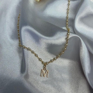 Colar Personalizado de Pérola com Letra Cravejada- Banhado a Ouro 18K