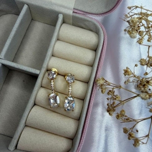 Brinco com Zircônias - Banhado a Ouro 18k
