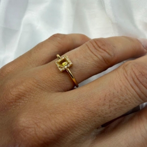 Anel Pedra Retangular Amarelo - Banhado a Ouro 18k