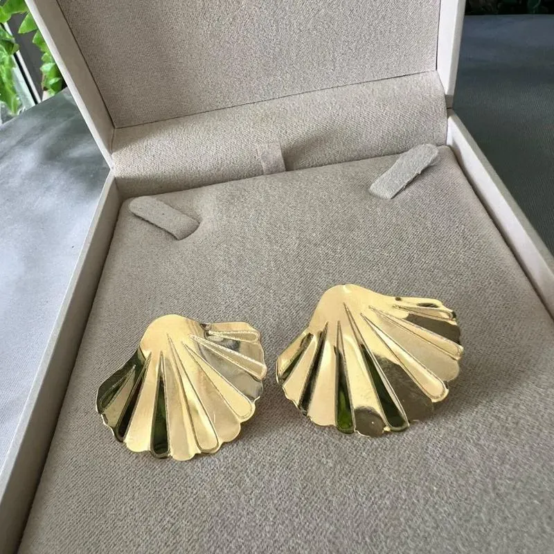 Brinco Concha Dourado - Banhado a Ouro 18K